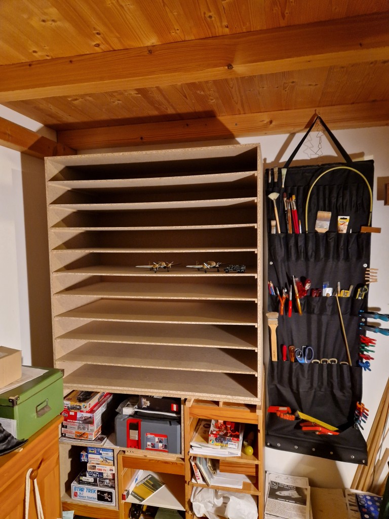 Modellbauschrank mit herausnehmbaren Fächern